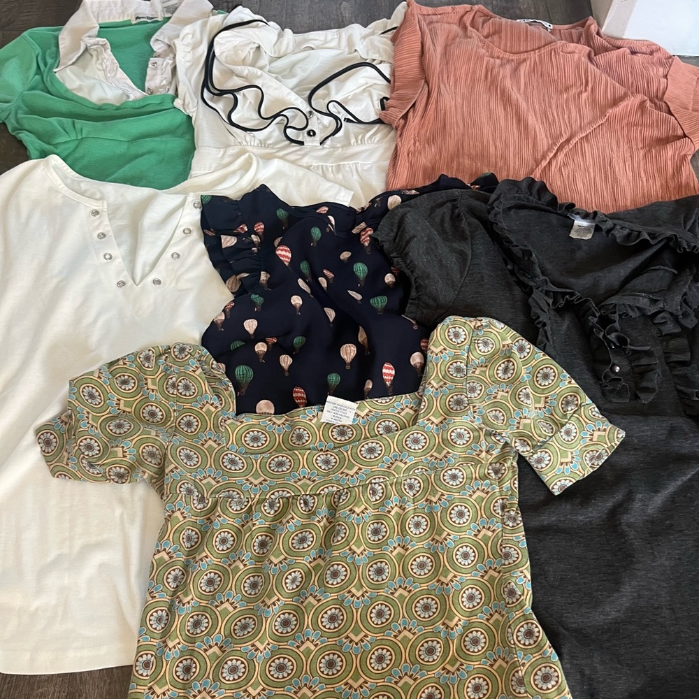 💵BUNDLE💵-7/$7 Women’s Short Sleeved Shirts Bundle- 7 Shirts for $7